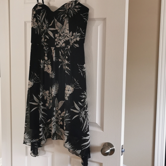 Black cocktail dress. Le Chateau, size M. - Picture 3 of 5